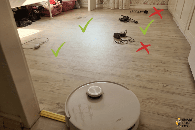 Ecovacs Deebot T10 im Hinderniserkennungstest von ausgerollten Kabeln